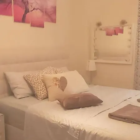 Апартаменты Theano's Cozy & Quiet Lux Flat - Wifi & Full Amenities